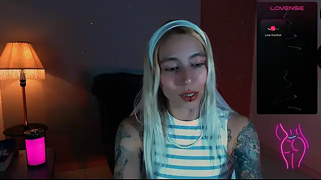 Snapshot of Saucy_Jenn chatting on 12/25/24, 12:05 Saucy Jenn online show from 12/25/24, 12:05