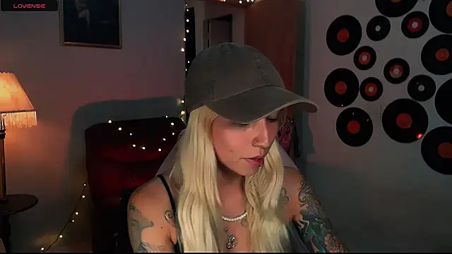 Snapshot of Saucy_Jenn chatting on 02/22/25, 03:01 Saucy Jenn online show from 02/22/25, 03:01