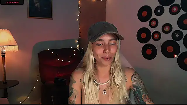 Snapshot of Saucy_Jenn chatting on 02/22/25, 06:06 Saucy Jenn online show from 02/22/25, 06:06