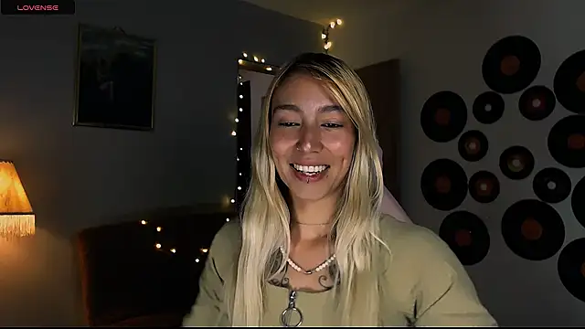 Snapshot of Saucy_Jenn chatting on 03/01/25, 01:53 Saucy Jenn online show from 03/01/25, 01:53