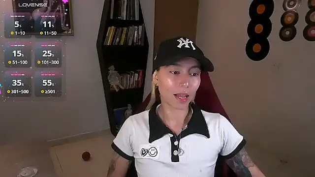 Snapshot of Saucy_Jenn chatting on 09/27/25, 01:32 Saucy Jenn online show from 09/27/25, 01:32