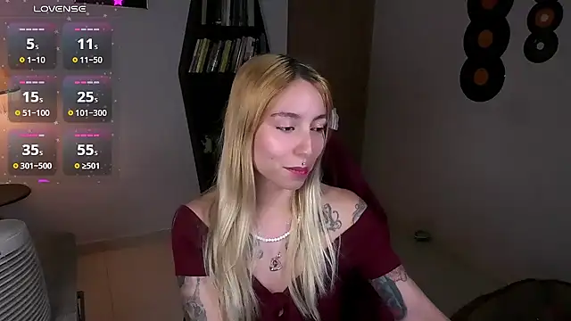 Snapshot of Saucy_Jenn chatting on 10/25/25, 02:52 Saucy Jenn online show from 10/25/25, 02:52