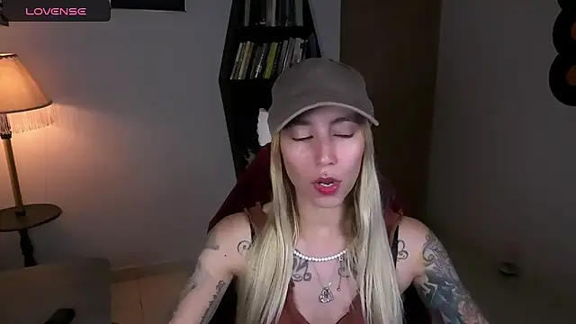 Snapshot of Saucy_Jenn chatting on 10/26/25, 02:39 Saucy Jenn online show from 10/26/25, 02:39