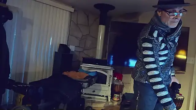 Snapshot of MoonDancer chatting on 12/02/25, 01:00 MoonDancer online show from 12/02/25, 01:00