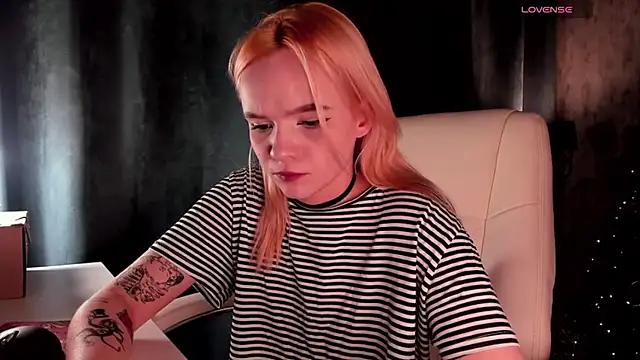 Snapshot of SarahRomantic chatting on 12/24/24, 12:33 SarahRomantic online show from 12/24/24, 12:33