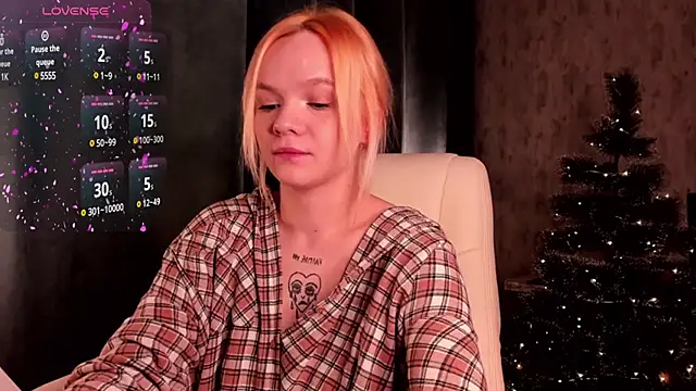 Snapshot of SarahRomantic chatting on 12/26/24, 07:13 SarahRomantic online show from 12/26/24, 07:13