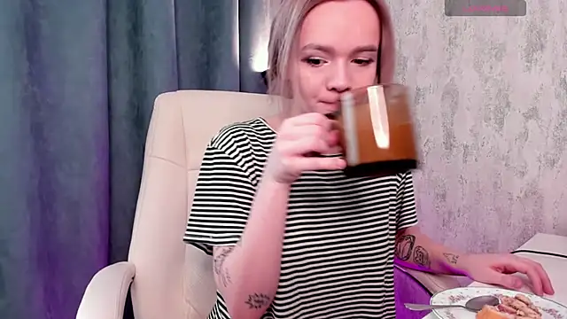 Snapshot of SarahRomantic chatting on 01/06/25, 08:35 SarahRomantic online show from 01/06/25, 08:35