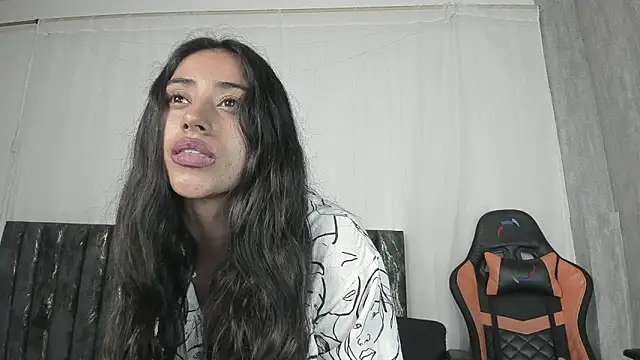 Snapshot of Valentinne_z chatting on 01/03/25, 02:54 Valentinne z online show from 01/03/25, 02:54