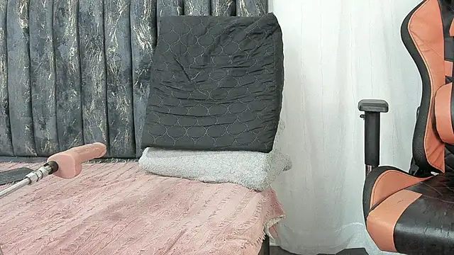 Snapshot of Valentinne_z chatting on 01/04/25, 07:02 Valentinne z online show from 01/04/25, 07:02