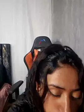 Snapshot of Valentinne_z chatting on 01/05/25, 05:30 Valentinne z online show from 01/05/25, 05:30