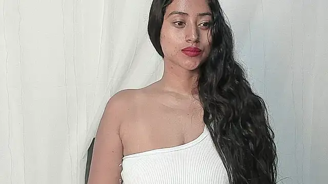 Snapshot of Valentinne_z chatting on 01/15/25, 09:13 Valentinne z online show from 01/15/25, 09:13