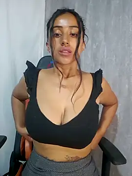 Snapshot of Valentinne_z chatting on 01/15/25, 03:39 Valentinne z online show from 01/15/25, 03:39