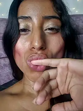 Snapshot of Valentinne_z chatting on 01/18/25, 08:52 Valentinne z online show from 01/18/25, 08:52