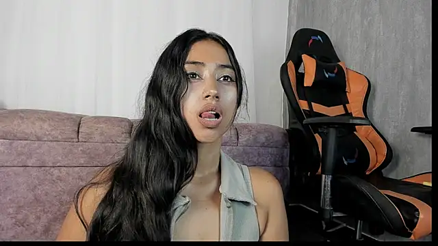 Snapshot of Valentinne_z chatting on 01/23/25, 03:54 Valentinne z online show from 01/23/25, 03:54