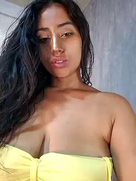 Snapshot of Valentinne_z chatting on 02/05/25, 03:34 Valentinne z online show from 02/05/25, 03:34