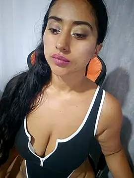 Snapshot of Valentinne_z chatting on 02/07/25, 12:31 Valentinne z online show from 02/07/25, 12:31