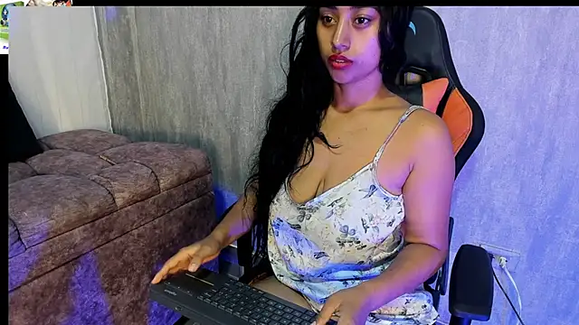 Snapshot of Valentinne_z chatting on 02/10/25, 08:42 Valentinne z online show from 02/10/25, 08:42