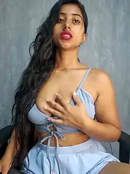 Snapshot of Valentinne_z chatting on 02/18/25, 09:10 Valentinne z online show from 02/18/25, 09:10