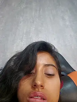 Snapshot of Valentinne_z chatting on 02/22/25, 06:28 Valentinne z online show from 02/22/25, 06:28