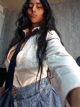 Snapshot of Valentinne_z chatting on 02/22/25, 09:34 Valentinne z online show from 02/22/25, 09:34