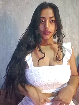 Snapshot of Valentinne_z chatting on 03/01/25, 06:13 Valentinne z online show from 03/01/25, 06:13