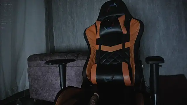 Snapshot of Valentinne_z chatting on 03/02/25, 06:51 Valentinne z online show from 03/02/25, 06:51