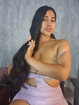 Snapshot of Valentinne_z chatting on 10/12/25, 02:10 Valentinne z online show from 10/12/25, 02:10