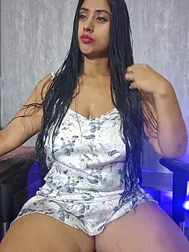 Snapshot of Valentinne_z chatting on 10/17/25, 04:37 Valentinne z online show from 10/17/25, 04:37