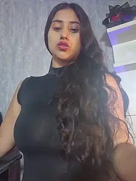 Snapshot of Valentinne_z chatting on 10/24/25, 03:25 Valentinne z online show from 10/24/25, 03:25