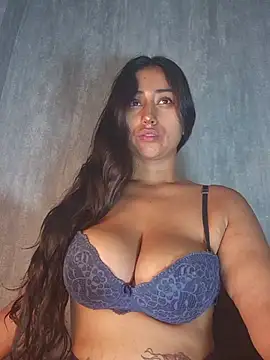 Snapshot of Valentinne_z chatting on 11/12/25, 05:19 Valentinne z online show from 11/12/25, 05:19