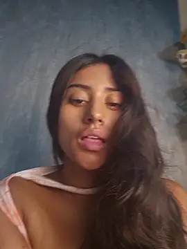 Snapshot of Valentinne_z chatting on 11/18/25, 06:51 Valentinne z online show from 11/18/25, 06:51