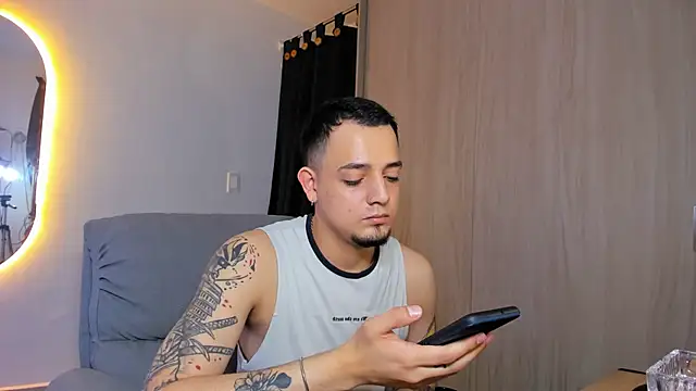 Snapshot of alejandro_calderon1 chatting on 02/25/25, 04:46 alejandro calderon1 online show from 02/25/25, 04:46