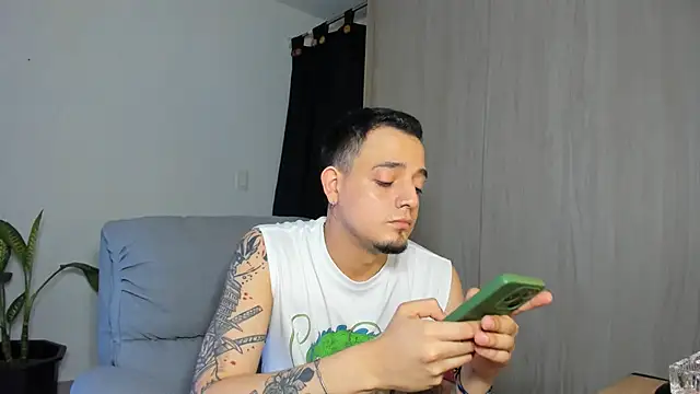 Snapshot of alejandro_calderon1 chatting on 03/06/25, 04:52 alejandro calderon1 online show from 03/06/25, 04:52