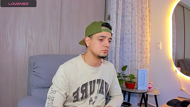 Snapshot of alejandro_calderon1 chatting on 09/19/25, 02:13 alejandro calderon1 online show from 09/19/25, 02:13