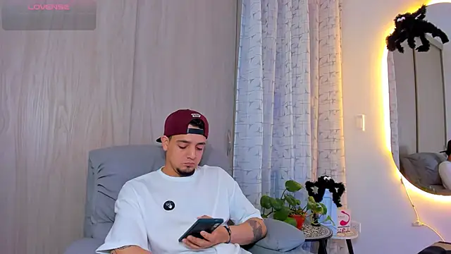 Snapshot of alejandro_calderon1 chatting on 10/16/25, 02:12 alejandro calderon1 online show from 10/16/25, 02:12