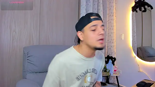 Snapshot of alejandro_calderon1 chatting on 10/19/25, 11:05 alejandro calderon1 online show from 10/19/25, 11:05