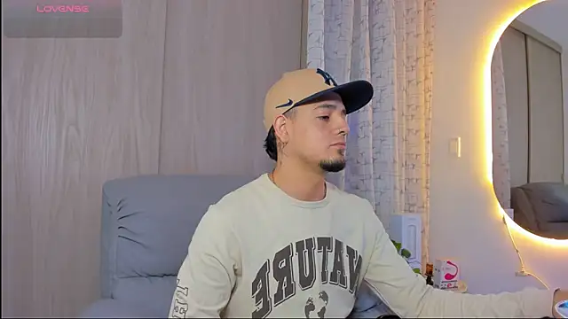 Snapshot of alejandro_calderon1 chatting on 11/13/25, 04:00 alejandro calderon1 online show from 11/13/25, 04:00