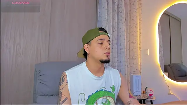 Snapshot of alejandro_calderon1 chatting on 11/18/25, 02:39 alejandro calderon1 online show from 11/18/25, 02:39