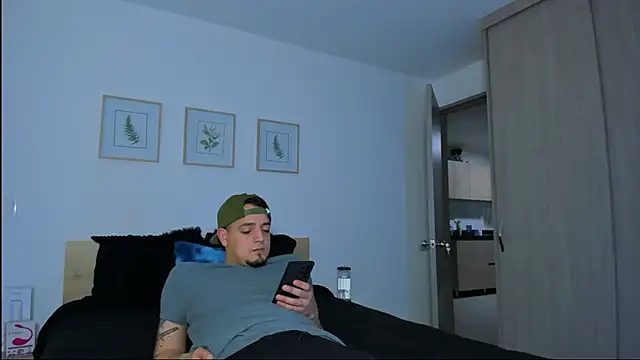 Snapshot of alejandro_calderon1 chatting on 12/14/25, 01:22 alejandro calderon1 online show from 12/14/25, 01:22