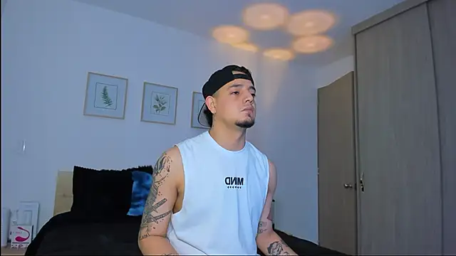 Snapshot of alejandro_calderon1 chatting on 12/15/25, 01:54 alejandro calderon1 online show from 12/15/25, 01:54