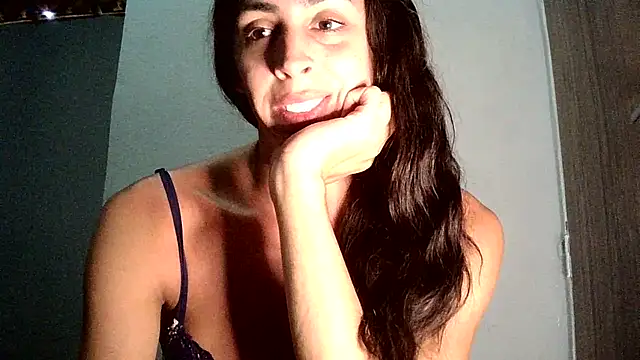 Snapshot of AlexiaDuucan chatting on 03/08/25, 07:42 AlexiaDuucan online show from 03/08/25, 07:42