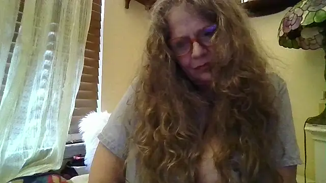 Snapshot of DestineeLoverGirl chatting on 03/27/26, 02:06 DestineeLoverGirl online show from 03/27/26, 02:06