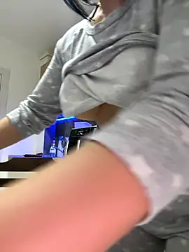 Snapshot of Scarlett-Dream chatting on 11/19/25, 06:46 Scarlett-Dream online show from 11/19/25, 06:46