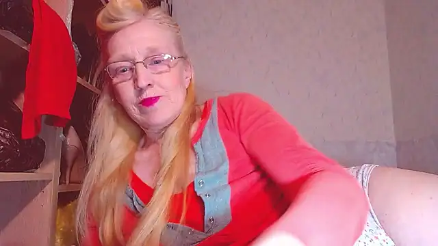 Snapshot of MadamBombShell chatting on 12/27/24, 12:01 MadamBombShell online show from 12/27/24, 12:01