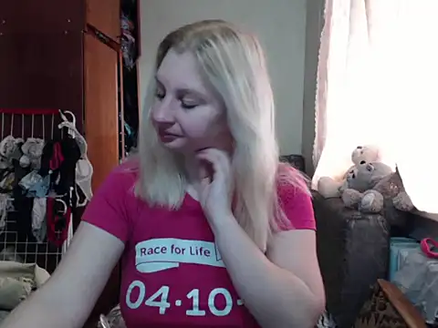 Snapshot of BustyBlond chatting on 03/06/25, 05:14 BustyBlond online show from 03/06/25, 05:14