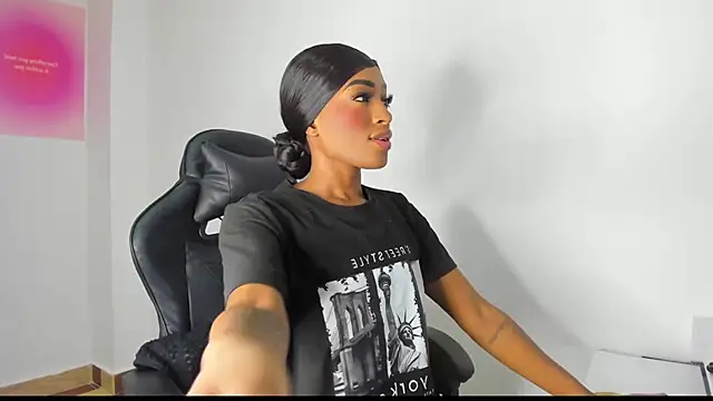 Snapshot of Emattaylor chatting on 02/08/25, 11:12 Emattaylor online show from 02/08/25, 11:12