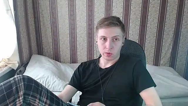 Snapshot of darienlarge chatting on 03/10/25, 10:37 darienlarge online show from 03/10/25, 10:37