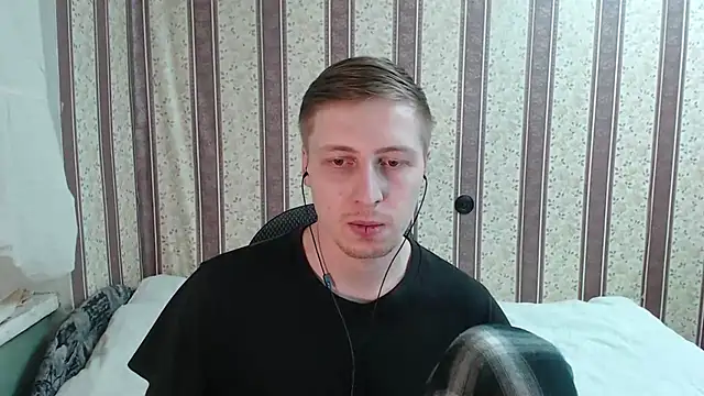 Snapshot of darienlarge chatting on 03/15/25, 07:05 darienlarge online show from 03/15/25, 07:05
