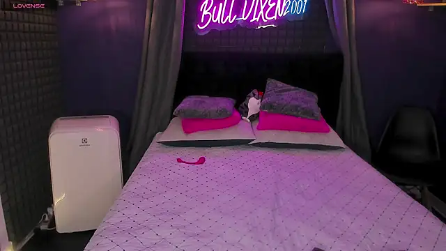 Snapshot of bull_vixen2001 chatting on 09/18/25, 12:07 bull vixen2001 online show from 09/18/25, 12:07