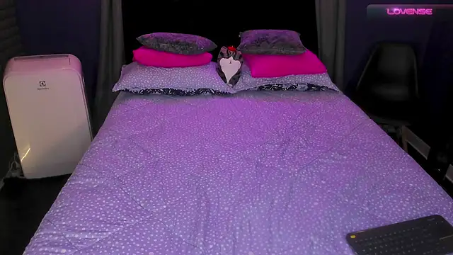 Snapshot of bull_vixen2001 chatting on 10/16/25, 11:17 bull vixen2001 online show from 10/16/25, 11:17